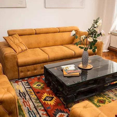 Authentic Design 2bdr Apartment in old town شقة